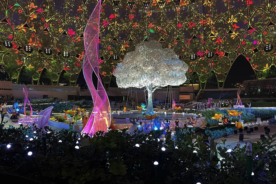 Six kinetic flowers spiralled, twisted and bloomed beneath Al Wasl Dome, combining scenic craft, fibre-optic light and performer-led movement.